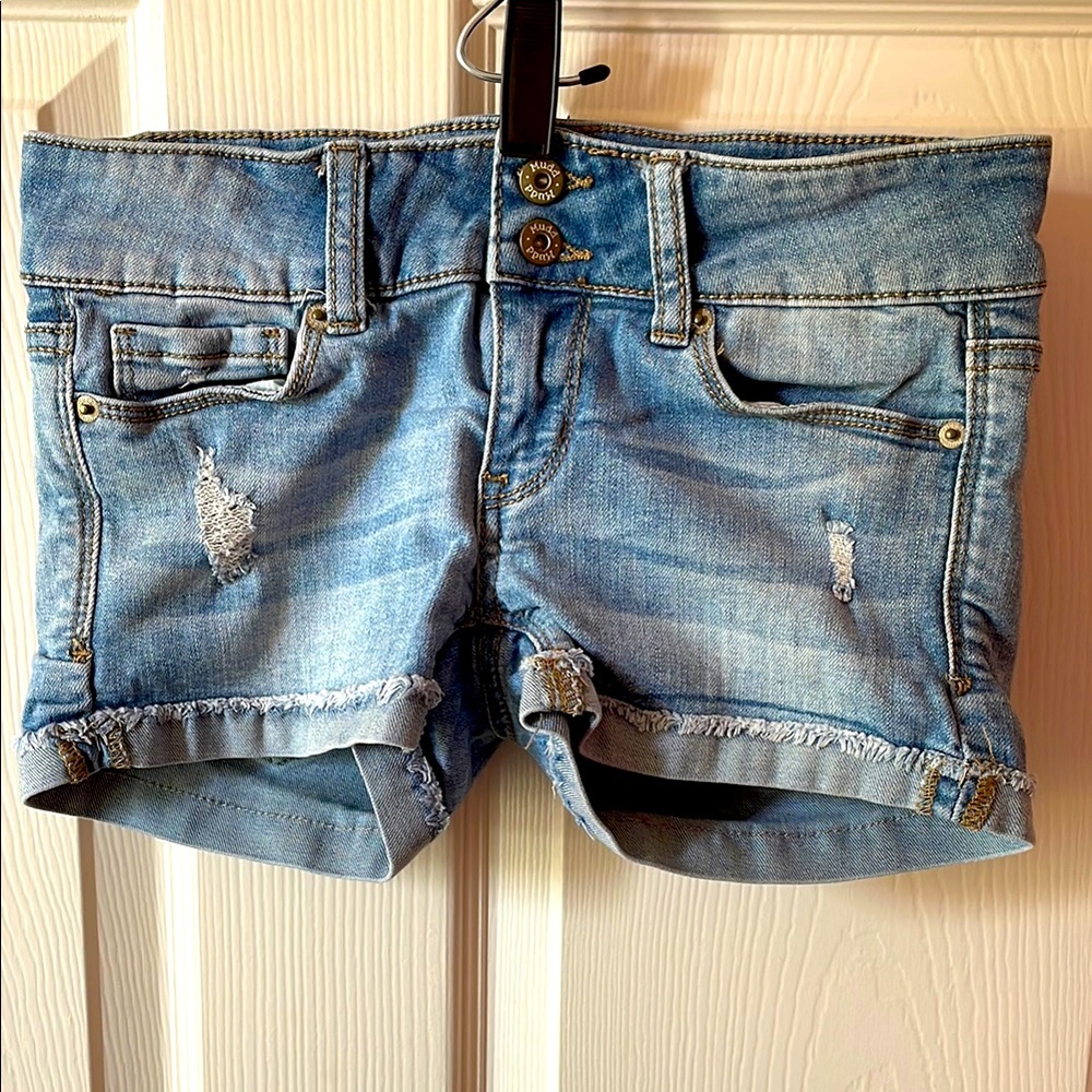 SALE!🎉☀️MUDD☀️ Light Denim Shorts! ☀️